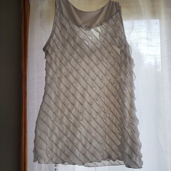 JANERIC Off-White Ruffle Sleeveless Top M | Chic Casual or Dressy Blouse Summer - Picture 4 of 6